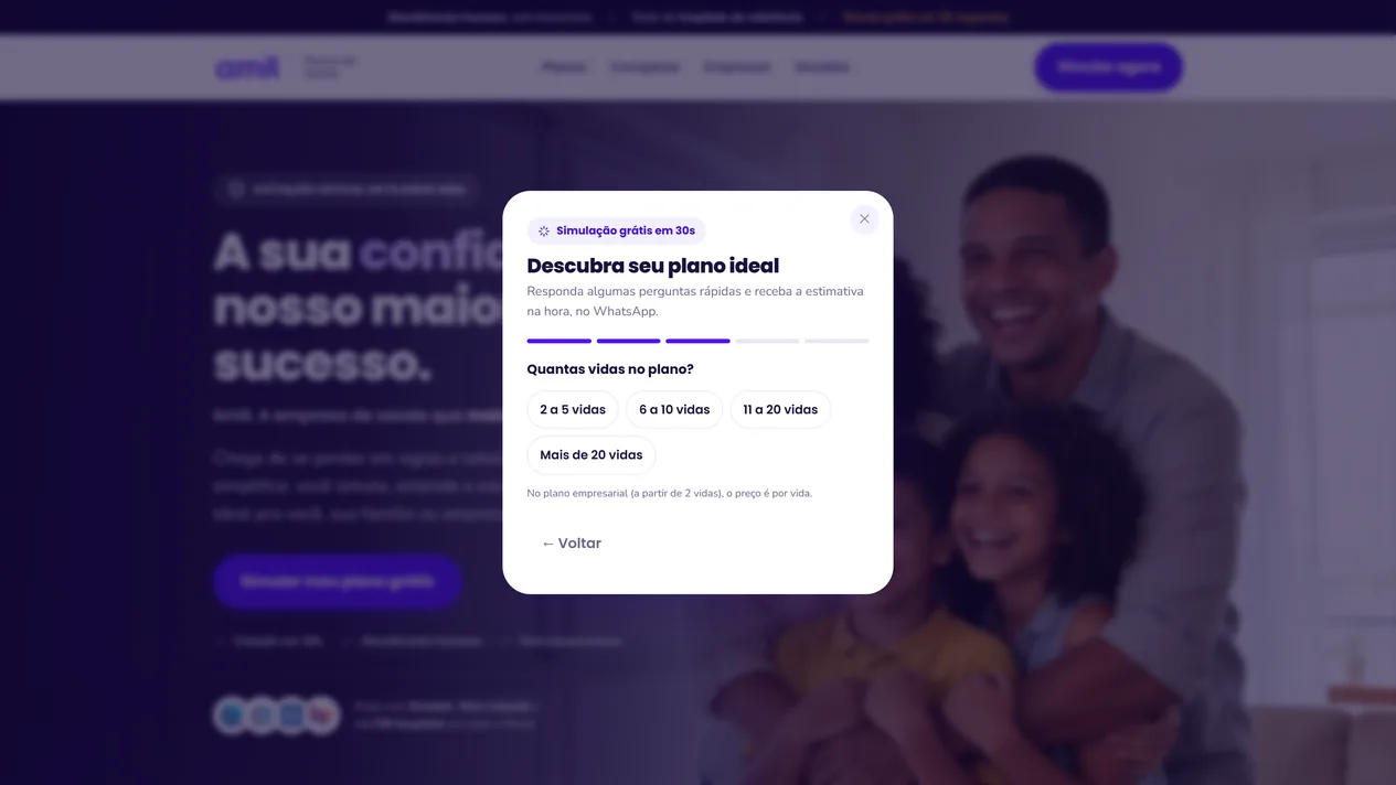 Simulador da Amil Convênio aberto sobre a home desfocada, na terceira de cinco etapas do fluxo de empresa, com a pergunta Quantas vidas no plano? e as faixas de 2 a 5, 6 a 10, 11 a 20 e mais de 20 vidas