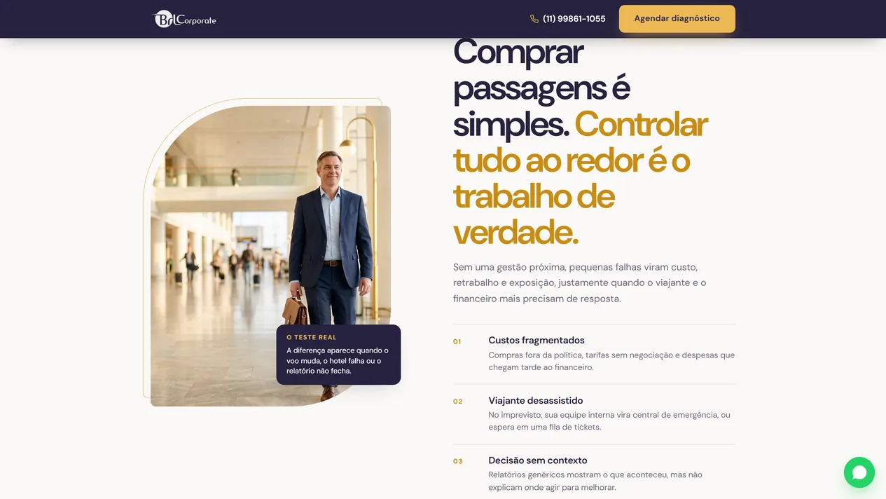 Seção sobre o trabalho por trás da compra de passagens, com foto de um executivo de maleta num saguão de aeroporto, o selo O teste real e a lista numerada com custos fragmentados, viajante desassistido e decisão sem contexto