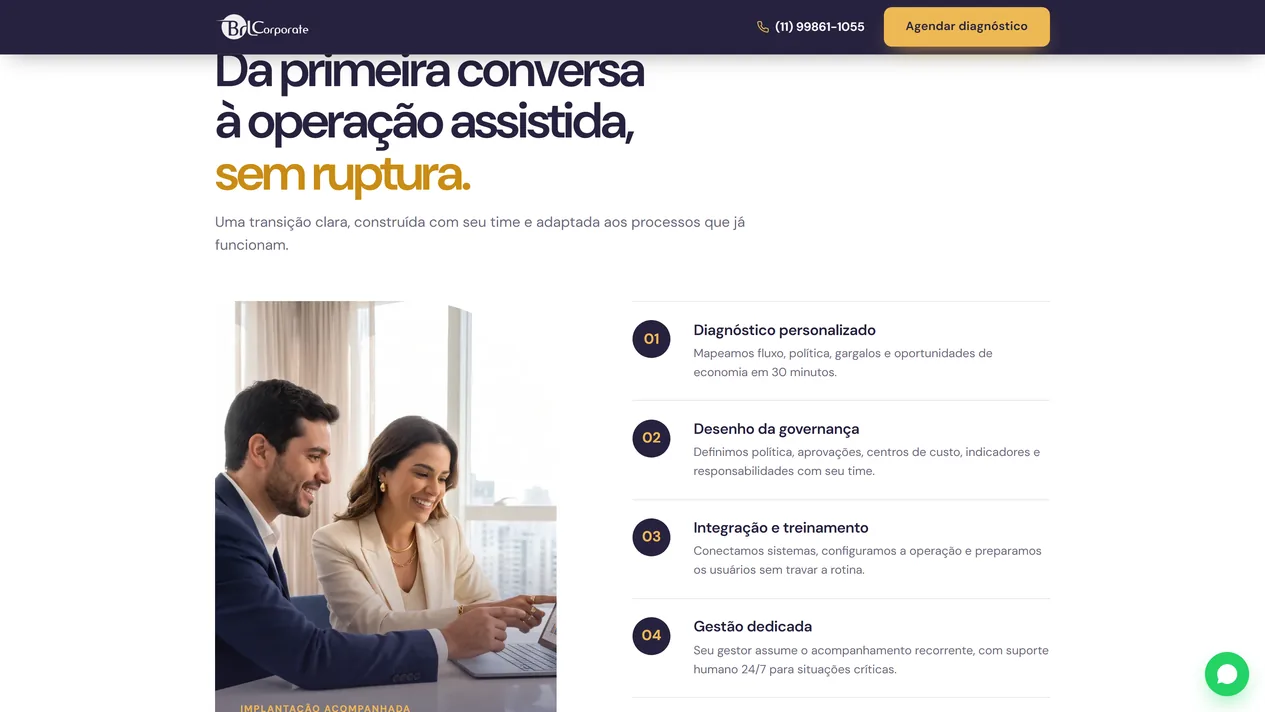 Seção "Da primeira conversa à operação assistida, sem ruptura", com foto de uma dupla sorrindo diante de um notebook e quatro etapas numeradas: diagnóstico personalizado, desenho da governança, integração e treinamento, gestão dedicada