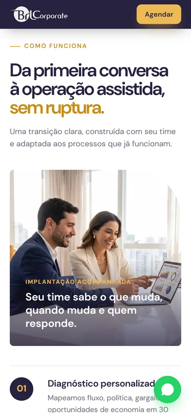 A mesma seção no celular, com o título, a foto da dupla diante do notebook e o selo Implantação acompanhada: seu time sabe o que muda, quando muda e quem responde
