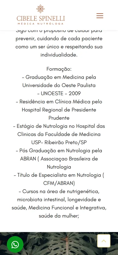 Página Sobre mim no celular com a lista de formação da médica: graduação na Universidade do Oeste Paulista em 2009, residência em Clínica Médica, estágio de Nutrologia no Hospital das Clínicas de Ribeirão Preto, pós-graduação pela ABRAN, título de especialista e cursos complementares