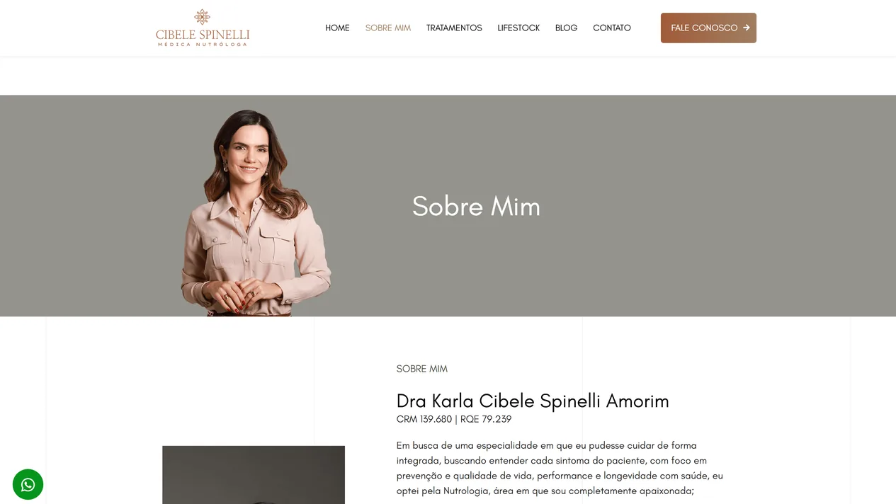 Página Sobre mim do site da Dra. Cibele Spinelli no desktop, com a faixa cinza e o retrato da médica de camisa rosa, o nome completo, a linha com CRM e RQE logo abaixo e o primeiro parágrafo da apresentação