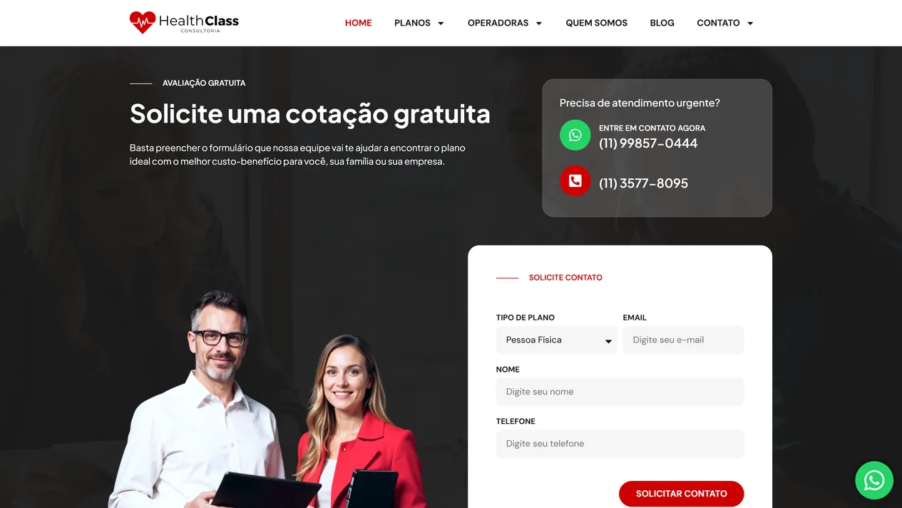 Seção Solicite uma cotação gratuita da home da Health Class, com a caixa de atendimento urgente mostrando WhatsApp e telefone acima do card Solicite contato, com os campos tipo de plano, e-mail, nome e telefone, e a foto de um homem e uma mulher sorrindo