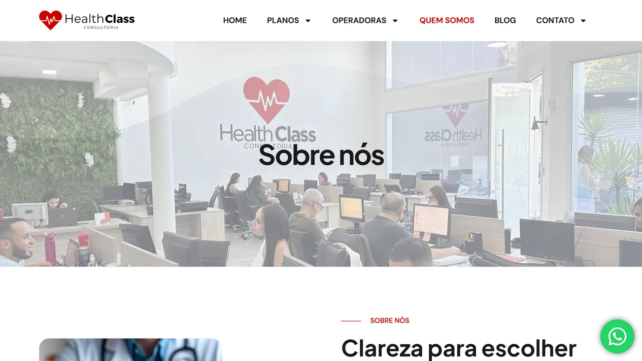 Abertura da página Quem somos da Health Class com a foto do salão de atendimento da consultoria, pessoas nas estações de trabalho, parede verde e o logo na parede, sob o título Sobre nós, e o começo da seção Clareza para escolher com segurança