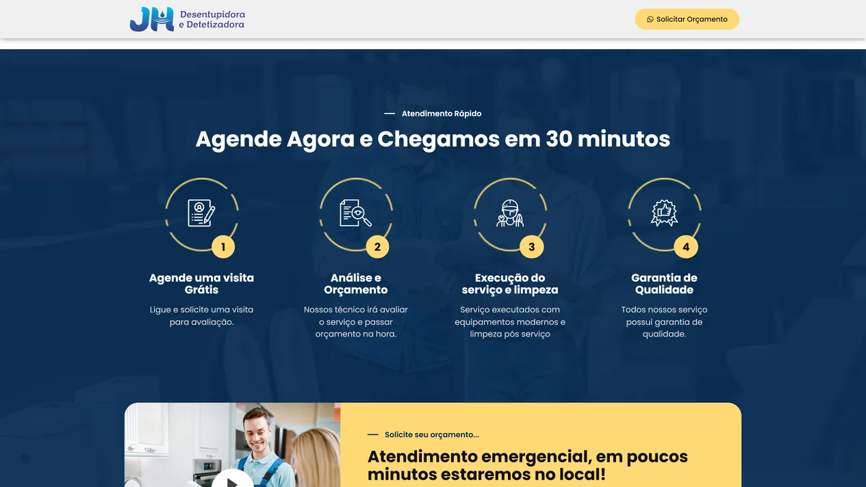 Seção Agende Agora e Chegamos em 30 minutos do site da JH Desentupidora, em fundo azul-marinho, com quatro passos numerados em amarelo: visita grátis, análise e orçamento, execução do serviço e limpeza e garantia de qualidade, e o começo do cartão de orçamento, com a foto de um técnico atendendo uma cliente