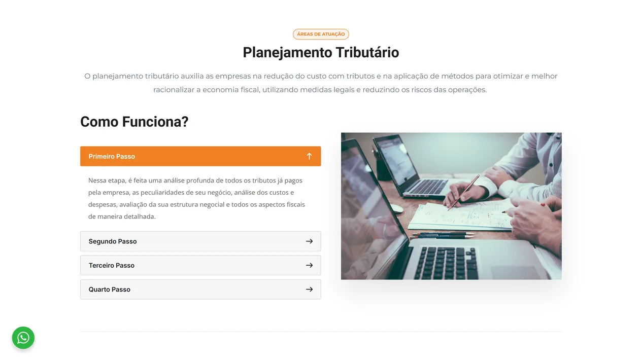 Página Planejamento Tributário da Newtax com o selo Áreas de Atuação, o texto de abertura e o bloco Como Funciona? em acordeão, com o Primeiro Passo aberto em laranja e o Segundo, o Terceiro e o Quarto Passo fechados, ao lado da foto de duas pessoas com notebooks