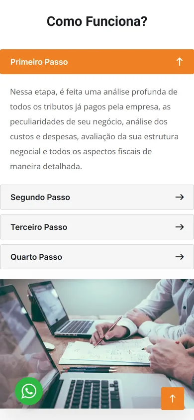 No celular, o bloco Como Funciona? mostra o Primeiro Passo aberto em laranja, os outros três em botões de largura total e a foto dos notebooks abaixo