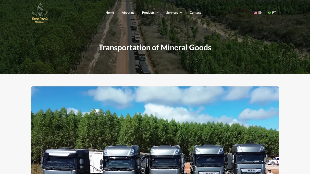 Topo da página de transporte na versão em inglês do site da Ouro Verde Mineração, com o menu Home, About us, Products, Services e Contact, as bandeiras EN e PT, o título Transportation of Mineral Goods sobre foto aérea de estrada entre eucaliptos e, abaixo, a frota de caminhões DAF enfileirada