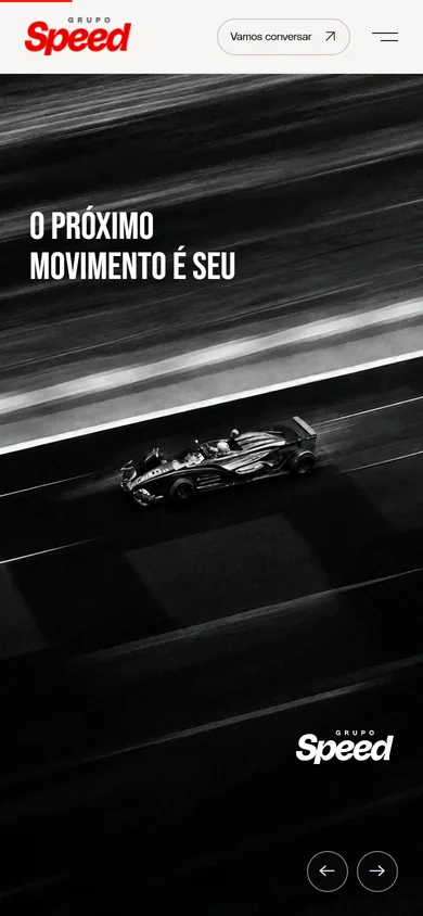 A mesma cena no celular, em corte vertical, com o título em duas linhas no alto e o logo branco embaixo