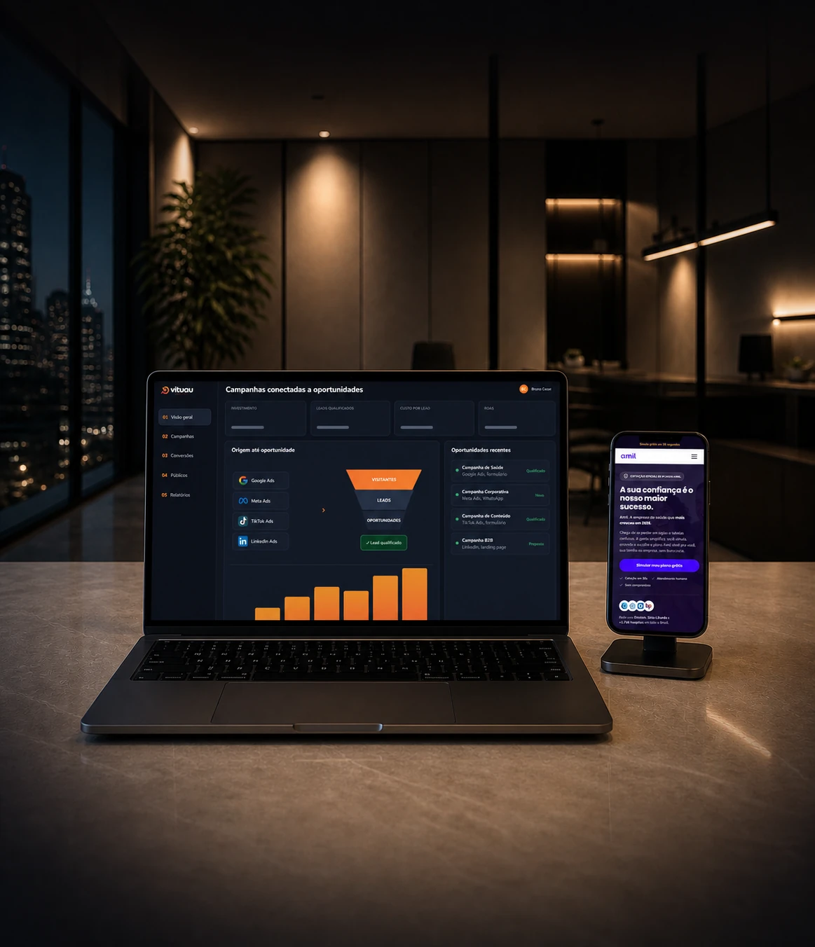 Ambiente corporativo realista com dashboard de aquisição no laptop e jornada móvel em um celular