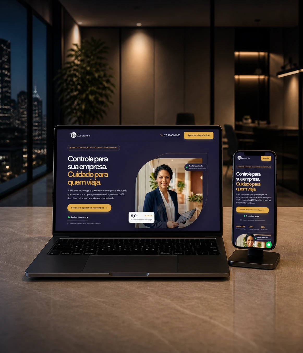 Ambiente corporativo realista com laptop e celular exibindo o projeto BRL Corporate em desktop e mobile