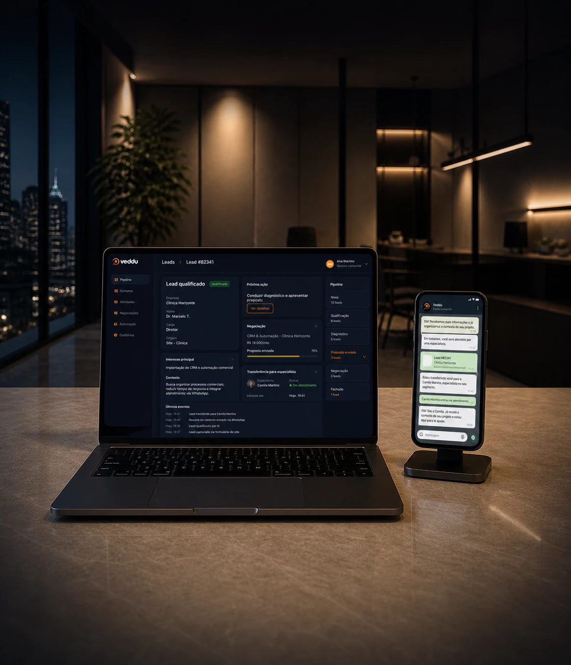 Ambiente corporativo realista com CRM no laptop e atendimento comercial no celular